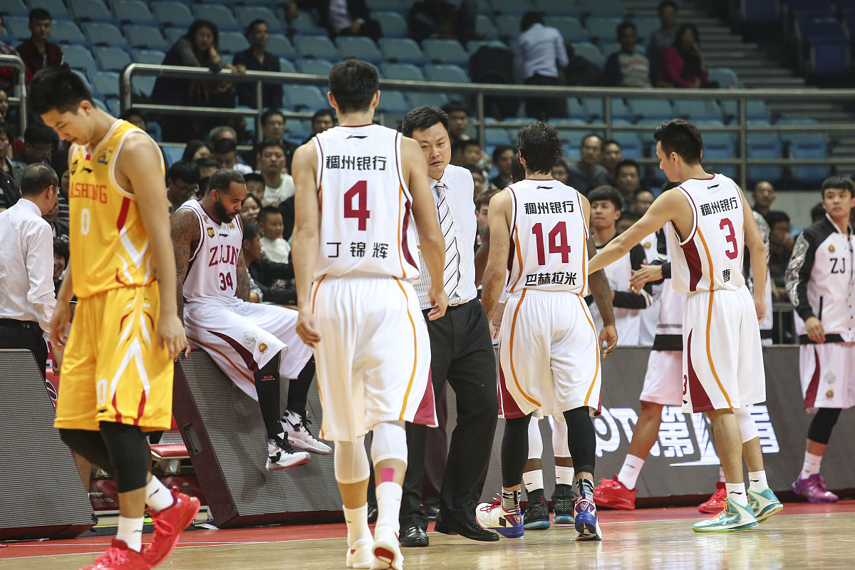 关键时刻CBA常规赛焦点战，浙江队再遭质疑，态度坚定，临场指挥获称赞的简单介绍